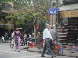 Cho thuê nhà 70 m2 x 2 Tầng phố Hàng Bè , Hoàn kiếm.