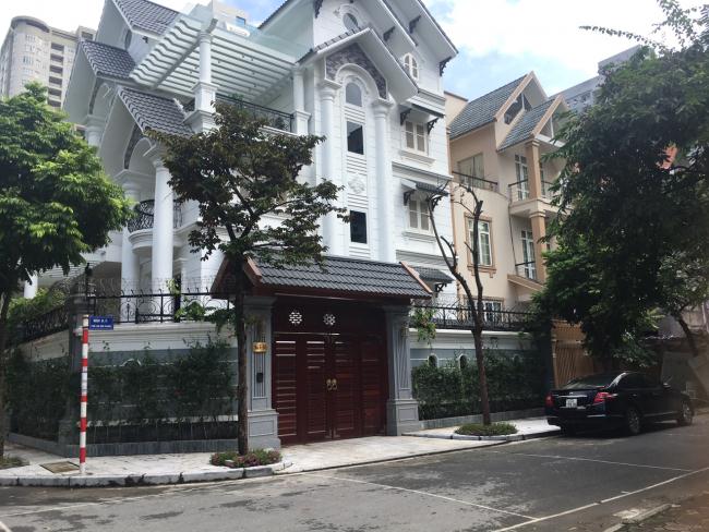 Cho thuê biệt thự 125m2 x 4 tầng phố Đội Cấn, có gara ô tô. LH 0945894297