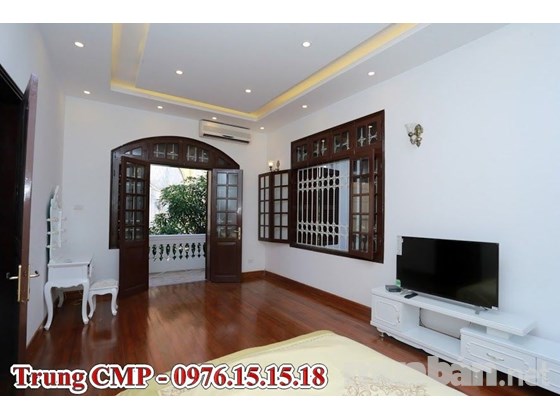 Cho thuê tầng 1 biệt thự Hồ Tây.