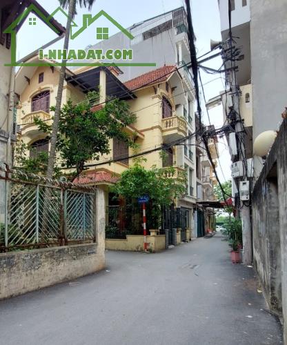 Bán nhà phố Nguyễn Văn Cừ, Lô Góc, Mặt tiền 15m, Ôtô vào nhà.