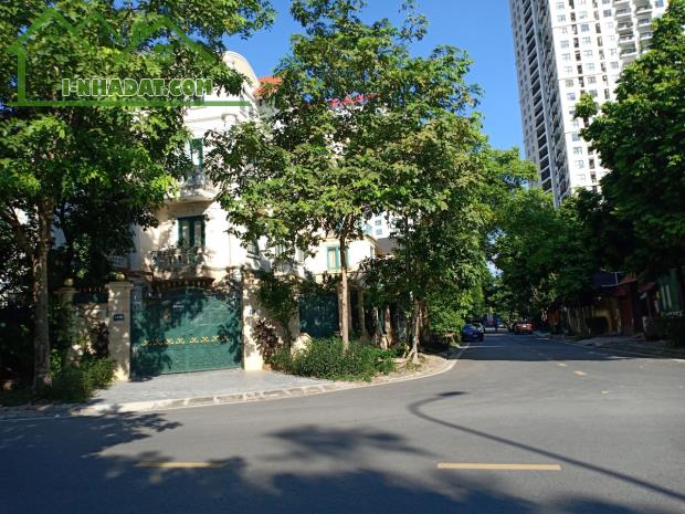 Cho thuê nhà nguyên căn KDT Dịch Vọng, đường Thành Thái 300m2x4T làm nhà hàng, cà phê