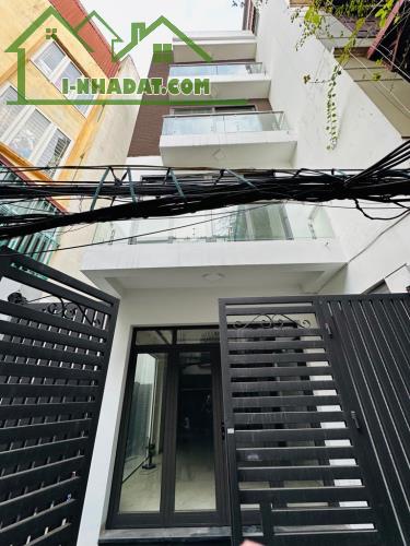 Bán nhà 68m2 Thái Thịnh oto đỗ cách nhà 5m. Nhà mới xây phong cách hiện đại kính chạm trần