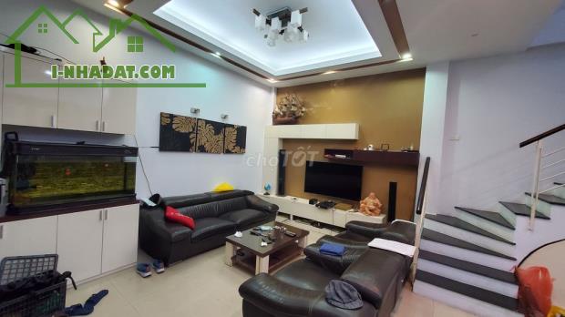 Cho thuê nhà riêng 3,5 tầng, 170m2, 3 phòng ngủ, full đồ xịn Phố Nguyễn An Ninh, Hoàng