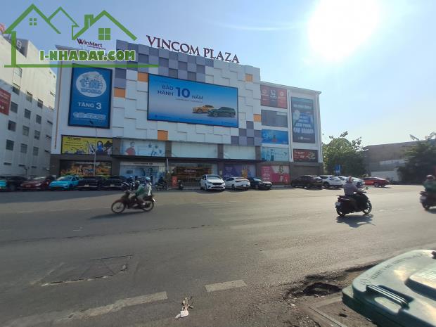 Bán nhà MT ngay ngã 4 Thủ Đức 125m2 3T TNP B Vincome Lê Văn Việt Quận 9 hơn 6 tỷ.