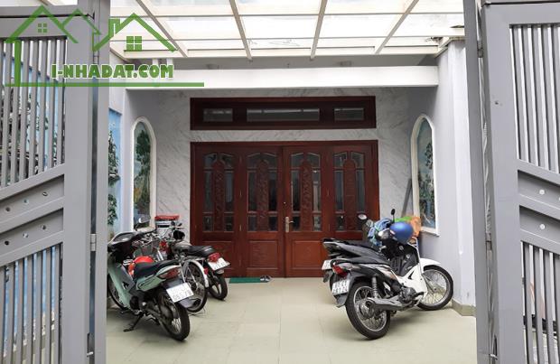 Bán nhà HXH Nguyễn Thị Minh Khai ngay đối diện Sở Thú 1T2L 4.2x25 vuông vức nhà có sân rộn