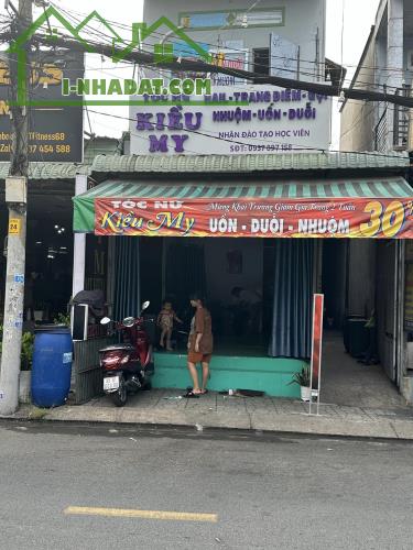 Sang tiệm nail – tóc nữ tại 81 Đường 138, Tân Phú, Q9.