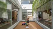 ES House - ngôi nhà có sân trong thoáng mát và phù hợp với gia đình có con nhỏ