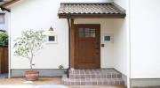 Có một ngôi nhà nhỏ, kể lại câu chuyện cuộc sống bình yên mỗi ngày của cặp vợ chồng