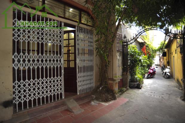 Bán nhà phân lô phố Hào Nam, Đống Đa, 64 m2 x 4 tầng, giá hơn 6 tỷ LH 0913895929