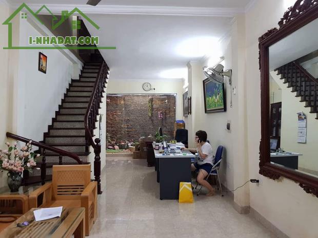 Bán nhà đường Tân Mai, 50m2, 5T, cách mặt phố 30m, ngõ 3 gác tránh thông thẳng, Giá 3,9 tỷ