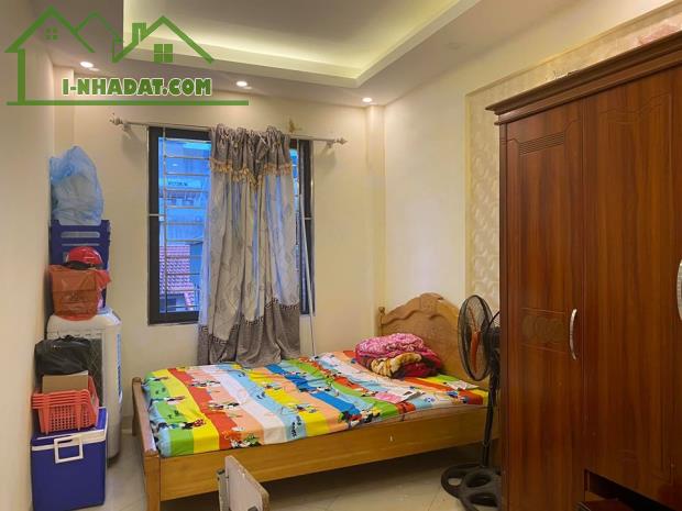 Cách mặt phố Giáp Bát 10m, nhà đẹp diện tích to 45m2, giá chỉ 3.15 tỉ.