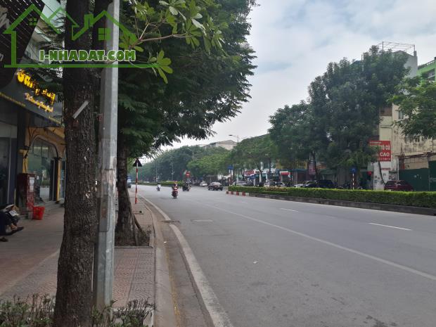 Mặt phố Nguyễn Văn Cừ, Vỉa hè đá bóng, DT170m², MT8m, Hàng Hiếm.