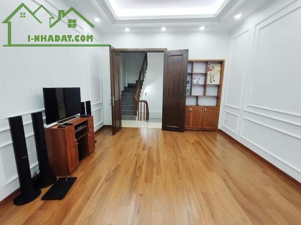 Nhà đẹp ở ngay phố Hoàng Văn Thái , ô tô đỗ cửa 33mx4 tầng, nhỉnh 4 tỷ lh 0911000389