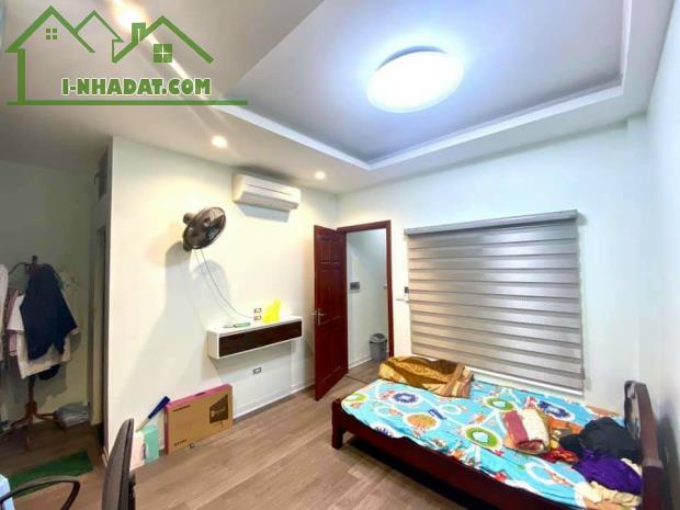 Bán nhà  đường Cổ Linh Tư Đình, Long Biên .DT 60m2.5 Tầng. Gara Ô to.