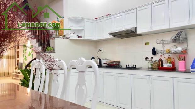 CHO THUÊ TÒA NHÀ NGUYÊN CĂN GÓC 2 MẶT TIỀN NAM KỲ KHỞI NGHĨA GIÁ 90 TRIỆU DT SÀN 414M2