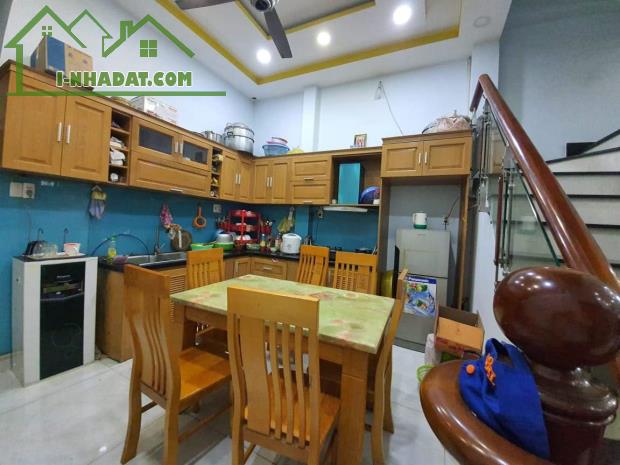 Bán gấp nhà Sát MT Lũy Bán Bích, DT 90m2, hẻm ôtô- Tân phú, Bình Tân