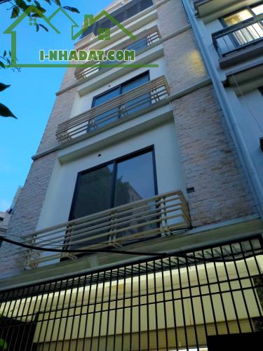 Bán nhà Hồng Tiến - Long Biên, 80m2, 5T, 5.3m MT, giá 11.8 tỷ, với tiện ích công năng cao.