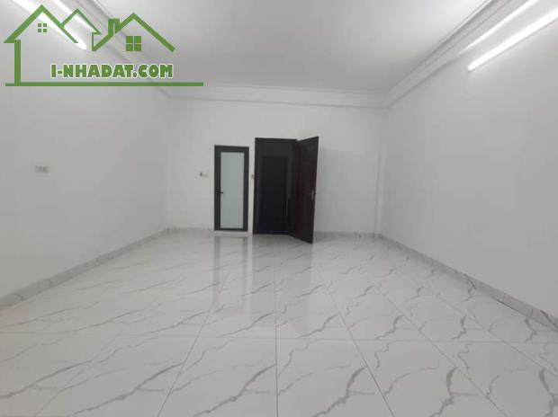 Bán nhà Hồng Tiến - Long Biên, 80m2, 5T, 5.3m MT, giá 11.8 tỷ, với tiện ích công năng cao. - 2