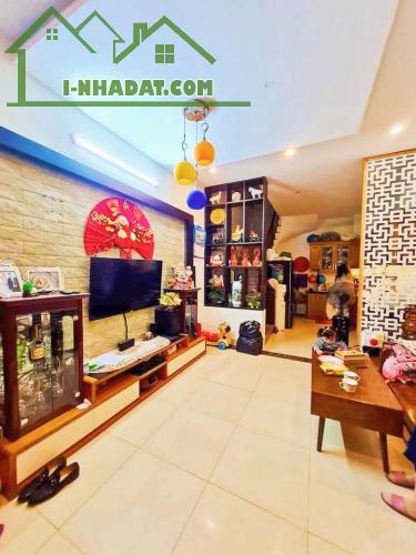 Bán nhà Láng Đống Đa dt 45m x5t, mt 5m, giá 7,5 tỷ.