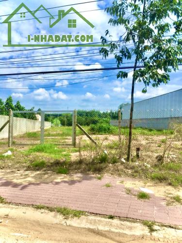 TÔI CẦN VỐN BÁN HẾT 2.000M2 ĐÂT GIÁ RẺ 530TR,DÂN CƯ ĐÔNG, MT NHỰA 20M,GẦN CHỢ UBND