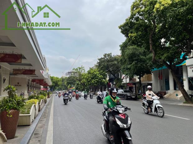 HOT! Bán nhà mặt phố Hàng Bài, Hoàn Kiếm, đẹp nhất phố, kinh doanh đỉnh, 288m2, giá 270 tỷ