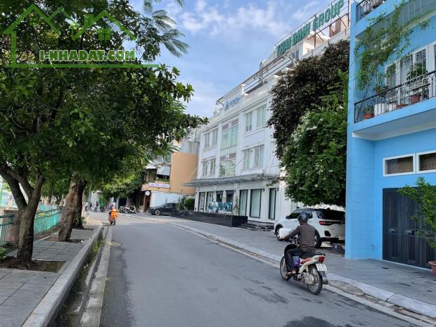 HOT! Bán gấp Siêu phẩm Khách sạn mặt phố Nguyễn Đình Thi Tây Hồ, 210m2, 7 tầng, giá 190 tỷ - 1