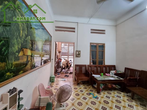 Nhà phân lô – oto vào nhà Nguyễn Khánh Toàn , Cầu Giấy  60m2 5 tầng chỉ 8,6 tỷ .