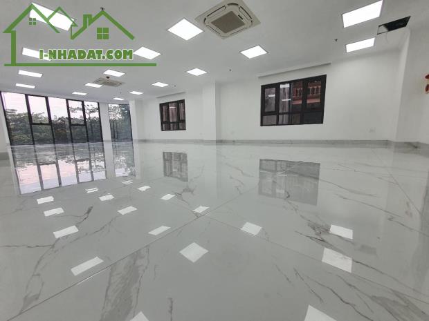 Bán nhà mặt đường Hoàng Quốc Việt 650m2 MT30m vỉa hè hơn 10m 258 tỷ .