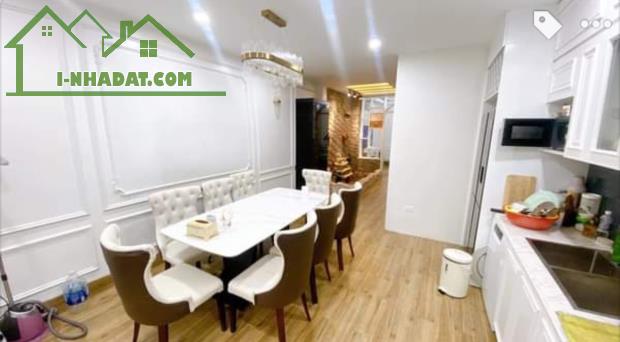 Chính chủ bán nhà phân lô oto tránh thang máy ngõ 8 Trần Quang Diệu Đống Đa 52m2x6T