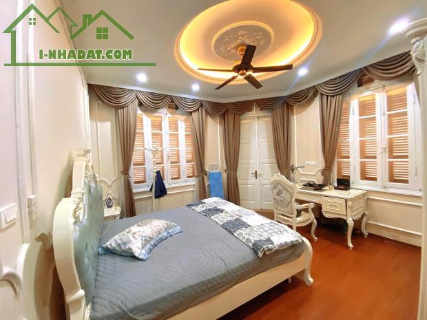 CẦN BÁN GẤP BT CẦU GIẤY, LÔ GÓC, Ô TÔ 45 CHỖ ĐỖ CỬA, DT 180M2 x 5T, MT 22M, GIÁ 40,6 TỶ.