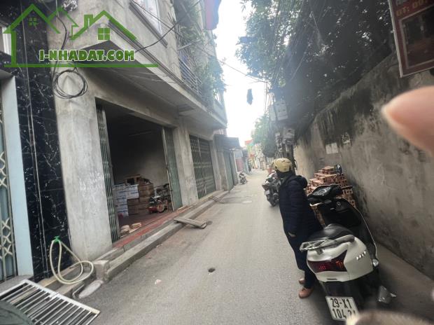 Giá ối gời ơi bà con cô bác ạ 
GIÁ chỉ nhỉnh 1 tỷ có ngay nhà 3 tầng mới 
DIỆN TÍCH GẦN