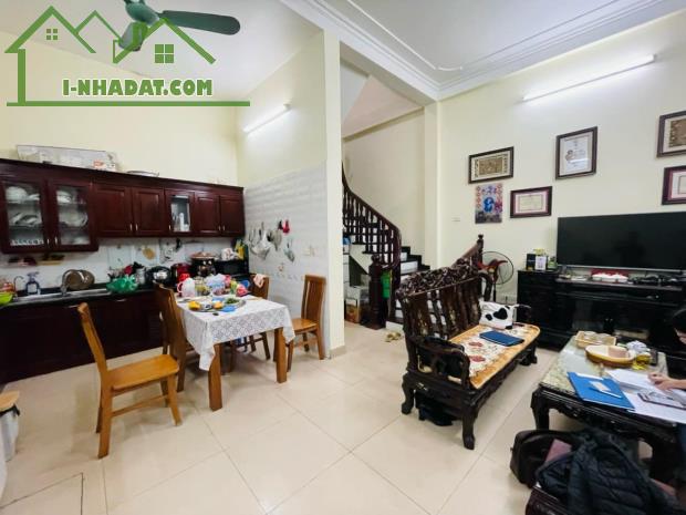 Bán nhà Cầu Giấy 40m x4t, mt 6,2m. Giá 6,8 tỷ.