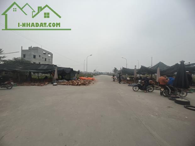 MỘT NĂM KINH TẾ BUỒN. TẾT NHẤT ĐẾN NƠI RỒI CÁC BÁC Ạ 
Dt 100 m mt 5 m view  vườn hoa - 1