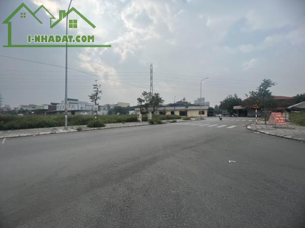 MỘT NĂM KINH TẾ BUỒN. TẾT NHẤT ĐẾN NƠI RỒI CÁC BÁC Ạ 
Dt 100 m mt 5 m view  vườn hoa - 2