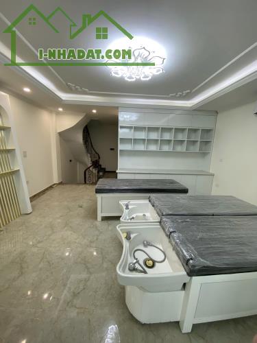 Bán nhà mặt phố Trần Thái Tông phân lô – ô tô – vỉa hè 180m2 giá hỉ 98 tỷ . - 1