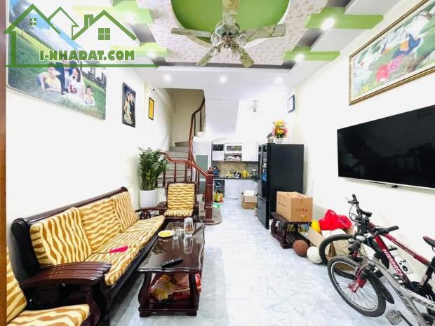 Nhà Dân Xây, Nguyễn Văn Cừ, Long Biên 33m2, 5T giá 5,85 tỷ (lô góc, gần ô tô) - 1
