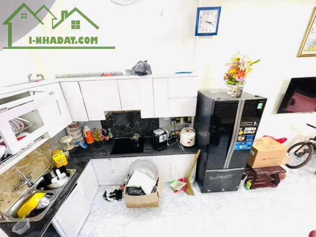 Nhà Dân Xây, Nguyễn Văn Cừ, Long Biên 33m2, 5T giá 5,85 tỷ (lô góc, gần ô tô)