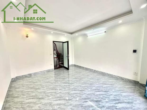 Bán Nhà Ngõ Nguyễn Văn Cừ, Long Biên, Gần Cầu Chương  Dương, 35m2, 5T chỉ 6,35 tỷ - 1