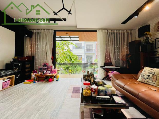 Bán tòa nhà Văn phòng phố Vũ Đức Thận, Cạnh chợ Việt Hưng. DT100m, MT6m! 22 tỷ - 3