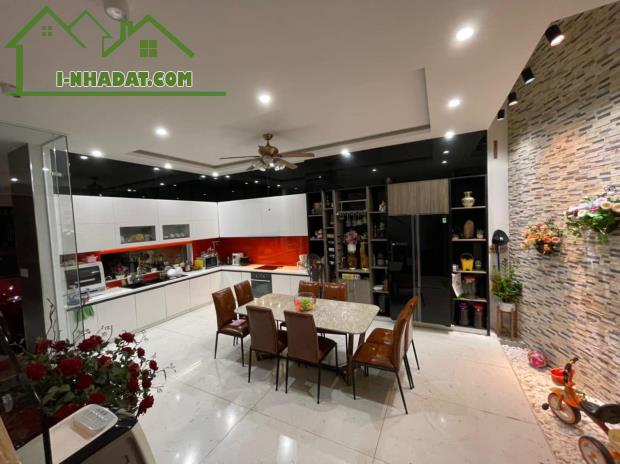 Bán tòa nhà Văn phòng phố Vũ Đức Thận, Cạnh chợ Việt Hưng. DT100m, MT6m! 22 tỷ - 4