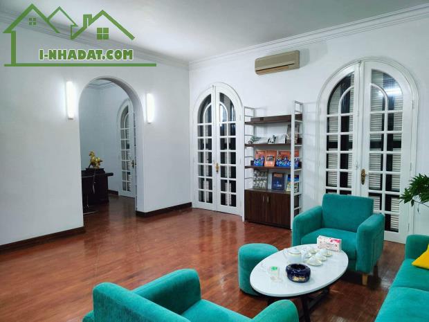 Cần bán biệt thự sân vườn Cầu Giấy 185m2, 4T, mt 10m ô tô, kinh doanh - 4