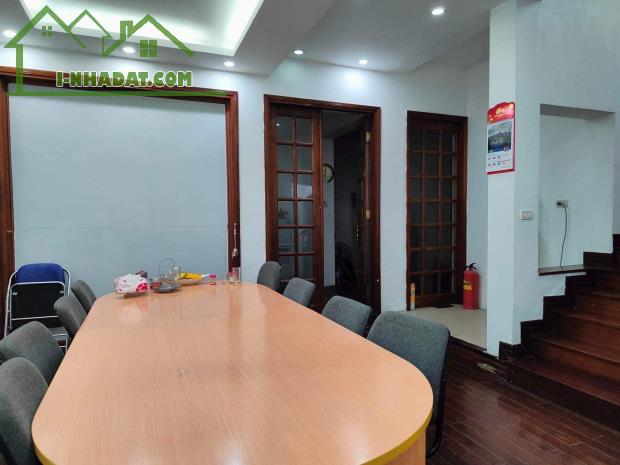 Cần bán biệt thự sân vườn Cầu Giấy 185m2, 4T, mt 10m ô tô, kinh doanh - 2