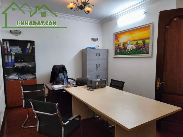 Cần bán biệt thự sân vườn Cầu Giấy 185m2, 4T, mt 10m ô tô, kinh doanh - 1