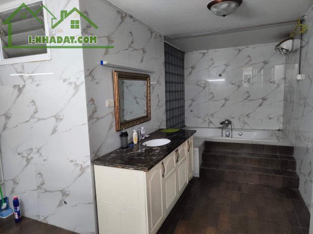 Cần bán biệt thự sân vườn Cầu Giấy 185m2, 4T, mt 10m ô tô, kinh doanh