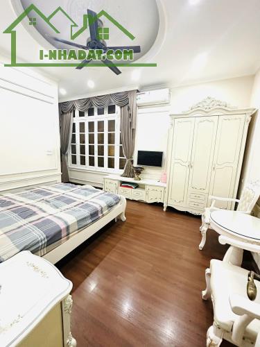 Cần bán gấp biệt thự khu VIP Cầu Giấy 180m2, 5T, lô góc, thang máy, tặng nội thất xịn, - 2