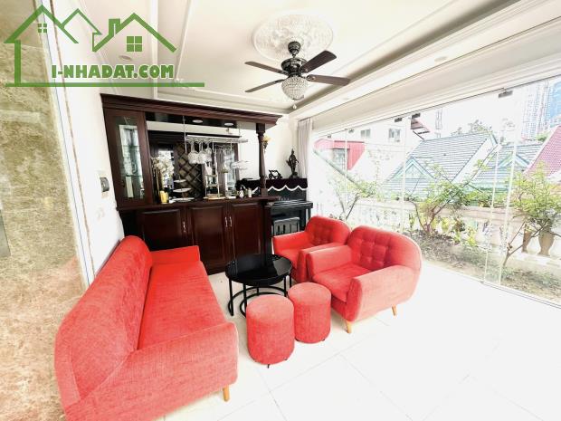 Cần bán gấp biệt thự khu VIP Cầu Giấy 180m2, 5T, lô góc, thang máy, tặng nội thất xịn,