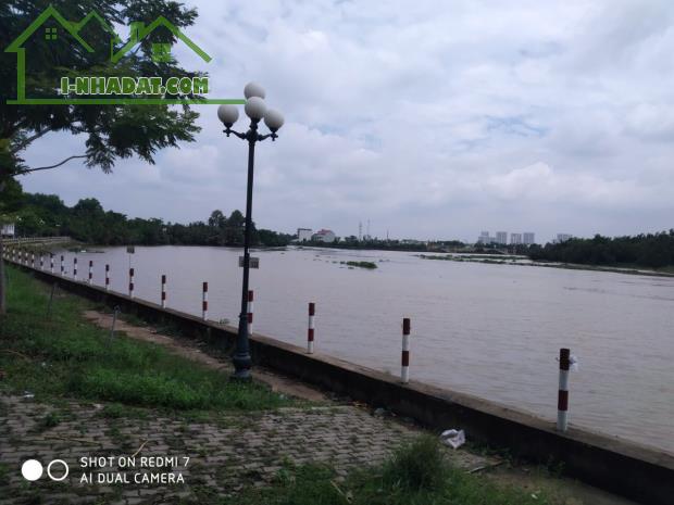 Cần sang nhượng lô đất biệt thự gần 400m2 Quận 9, view sông cực thoáng mát