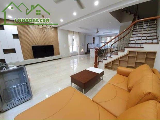 Cho thuê biệt thự KĐT Việt Hưng. S: 180m2. Hiện đã có đủ đồ cơ bản tiện nghi.