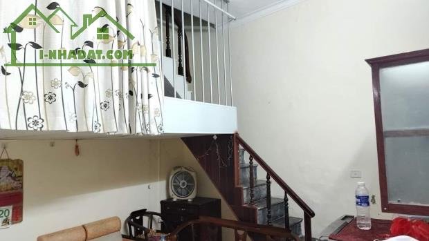 Bán nhà Hoàng Mai, 21m2 x 4 tầng, 1,75 tỷ, sổ đỏ chính chủ, ô tô đỗ cổng