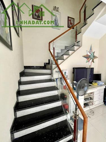 BÁN GẤP BIỆT THỰ MẶT TIỀN ĐƯỜNG ĐẠI LỘ 3, Q9 168M2 4 TẦNG 18,8 TỶ TL